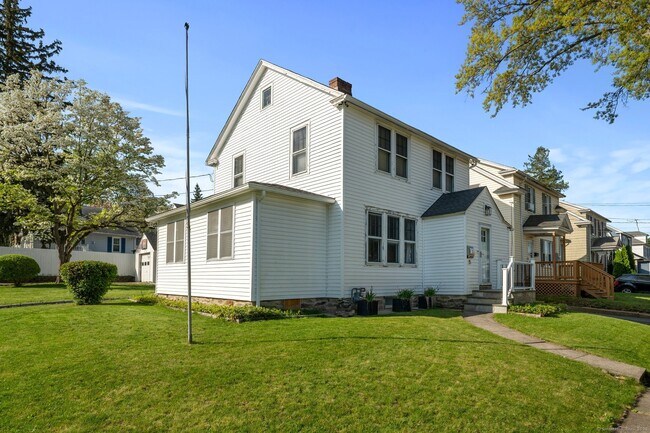 Building Photo - 15 Overland Ave