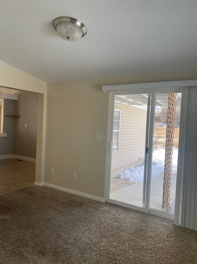 Building Photo - 4 Bedroom Single Family Home!