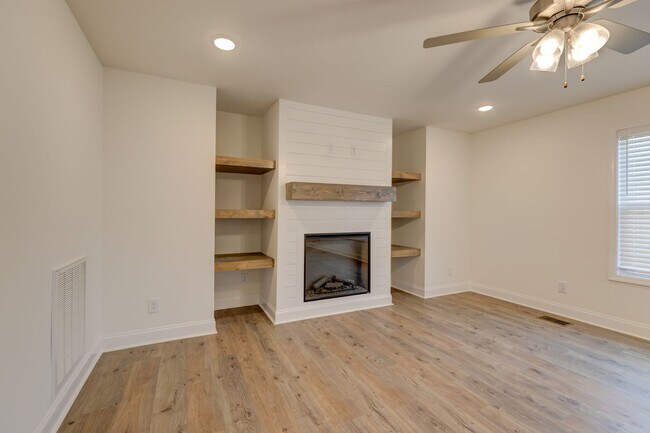 Building Photo - 1385 Harmon Ln