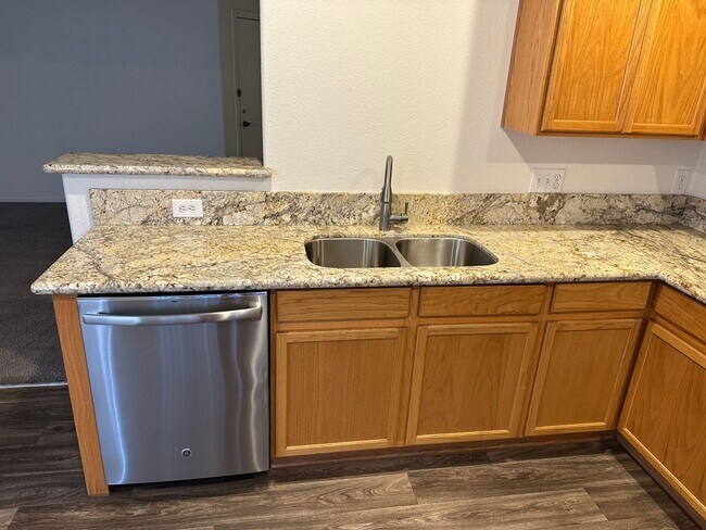 Building Photo - 3 Bedroom Townhouse!! in Gated Community!!...