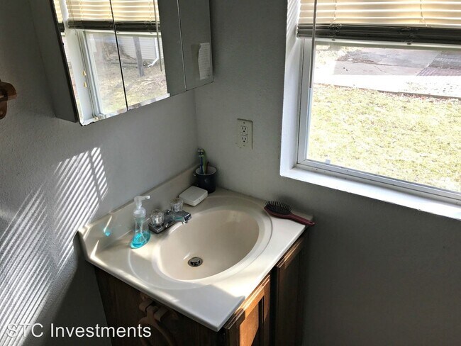 Building Photo - 2 br, 1 bath House - 419 W. Chandler