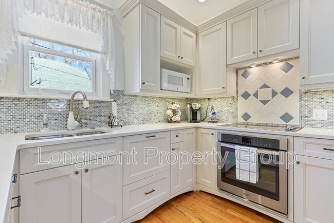 Building Photo - 632 Bross St