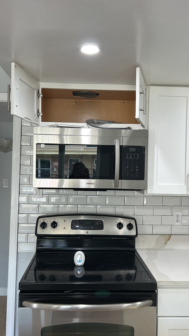 Building Photo - 8110 Albacore Dr