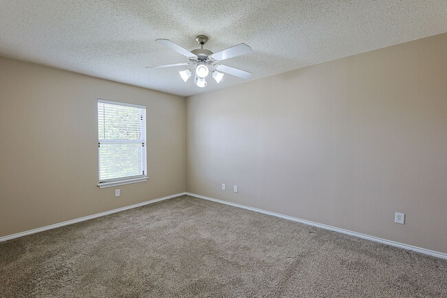 Building Photo - Don't miss this 2 Bedroom Duplex