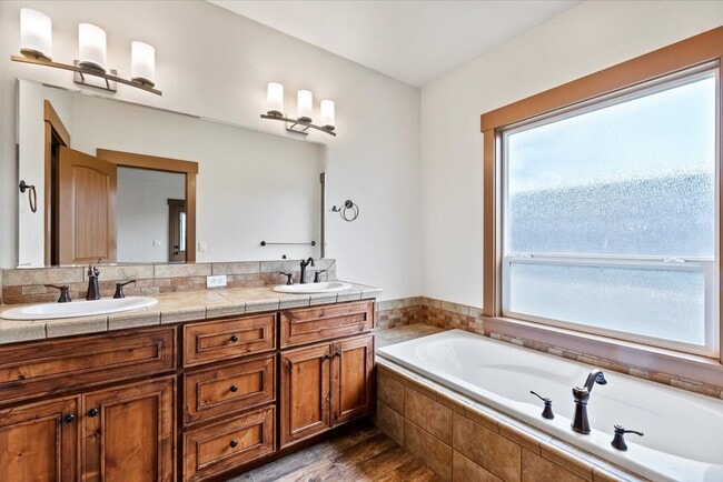 Building Photo - 5996 S Egmont Ave