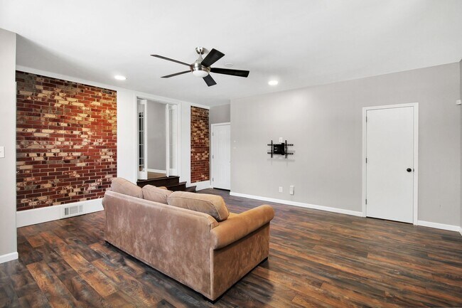 Building Photo - 3 bedroom 2 bath home in a great area filled with tons of extras you will LOVE!