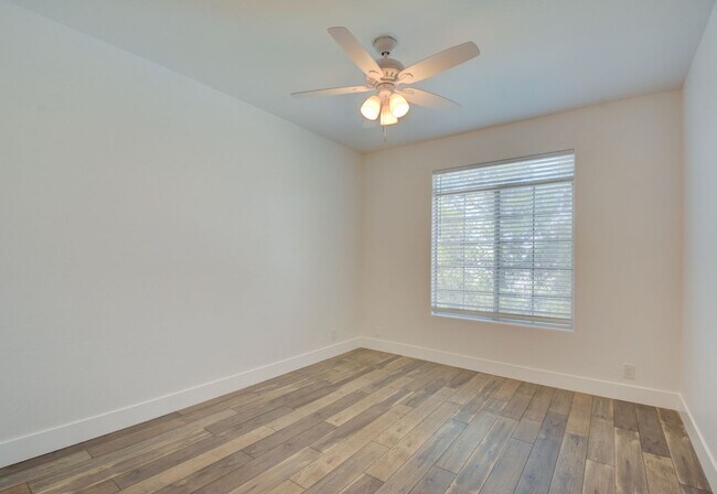 Building Photo - Beautiful 1 BR 1 Bath condo in Green Valle...