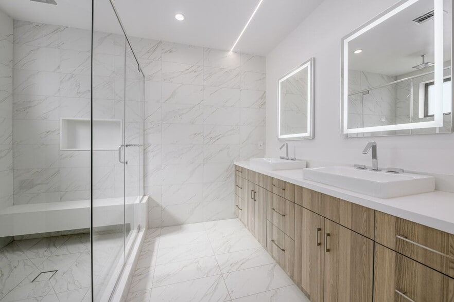 Building Photo - 741 N Gramercy Pl