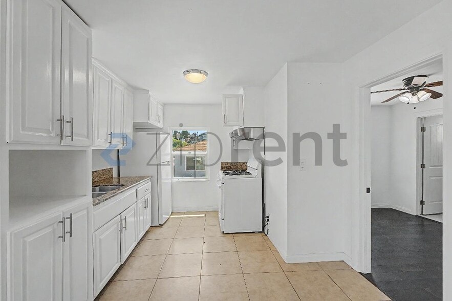 Building Photo - Unit