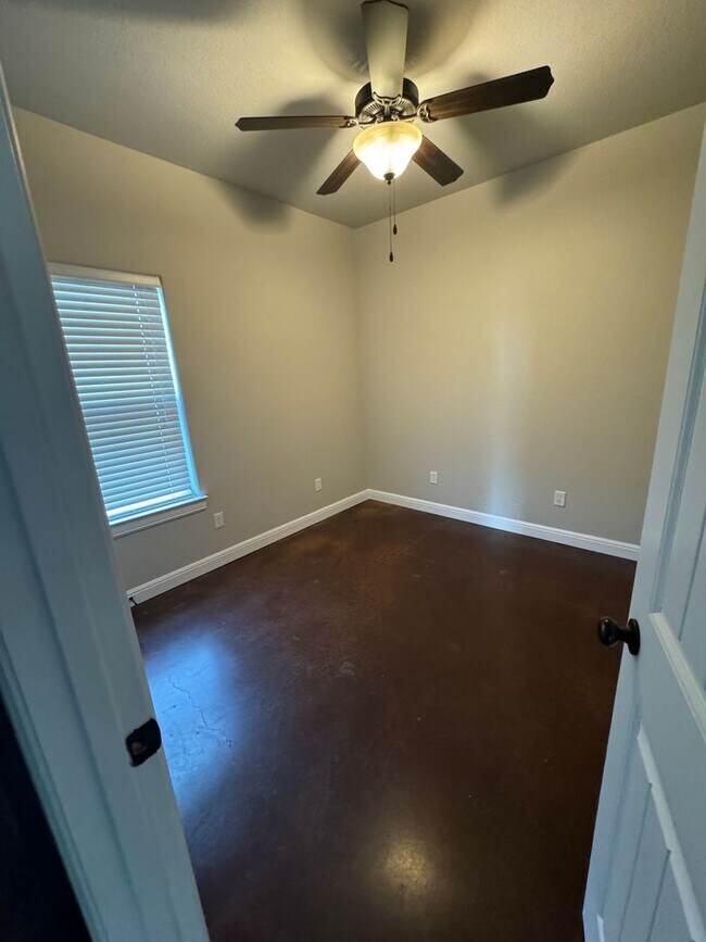 Building Photo - 3/2 in BROCK ISD - LAWN CARE INCLUDED - Pets welcome Fenced YARD