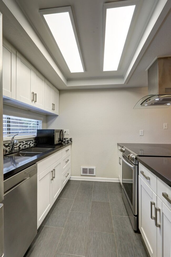 Building Photo - Amazing Bridle Trails 3BR 1.75BA Townhome ...