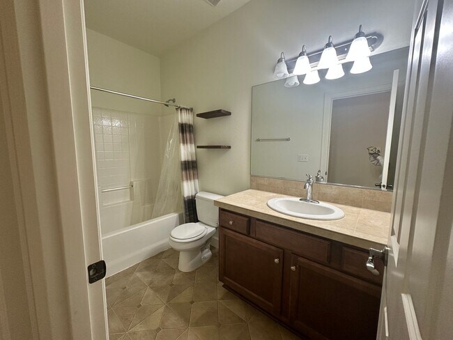 Building Photo - Spacious 3 Bedroom + Bonus Room , club, Across from Park!