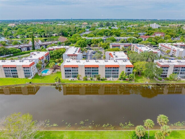 Building Photo - 3581 Inverrary Dr