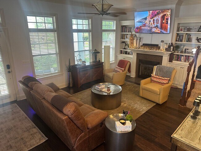 Building Photo - 3 Bed, 2.5 Bath Garden Home in Lakewood Subdivision – Available 8/1