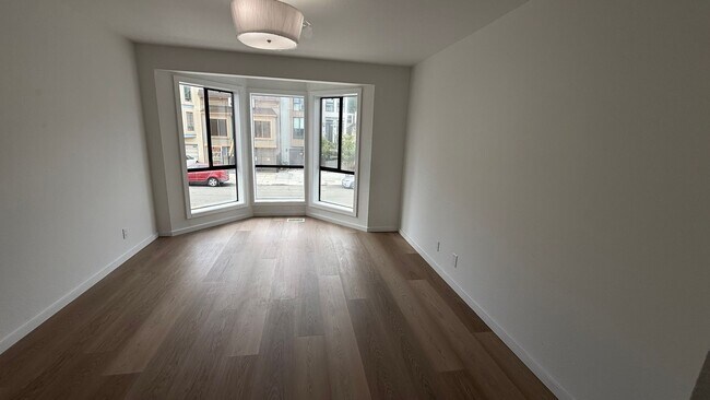 Building Photo - 1630 Oakdale Ave