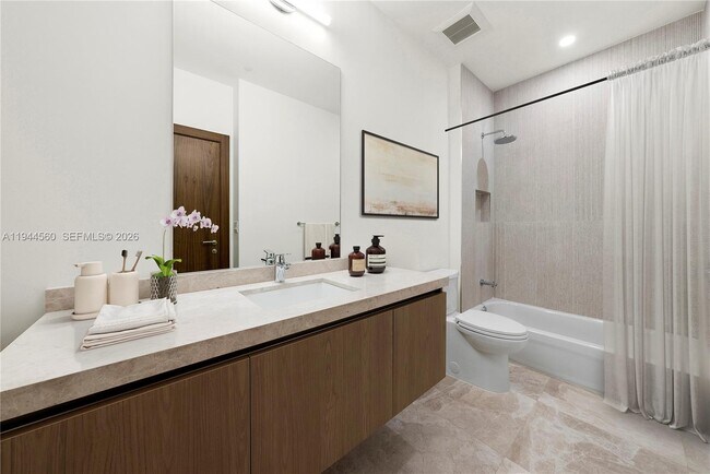 Building Photo - 701 Valencia Ave