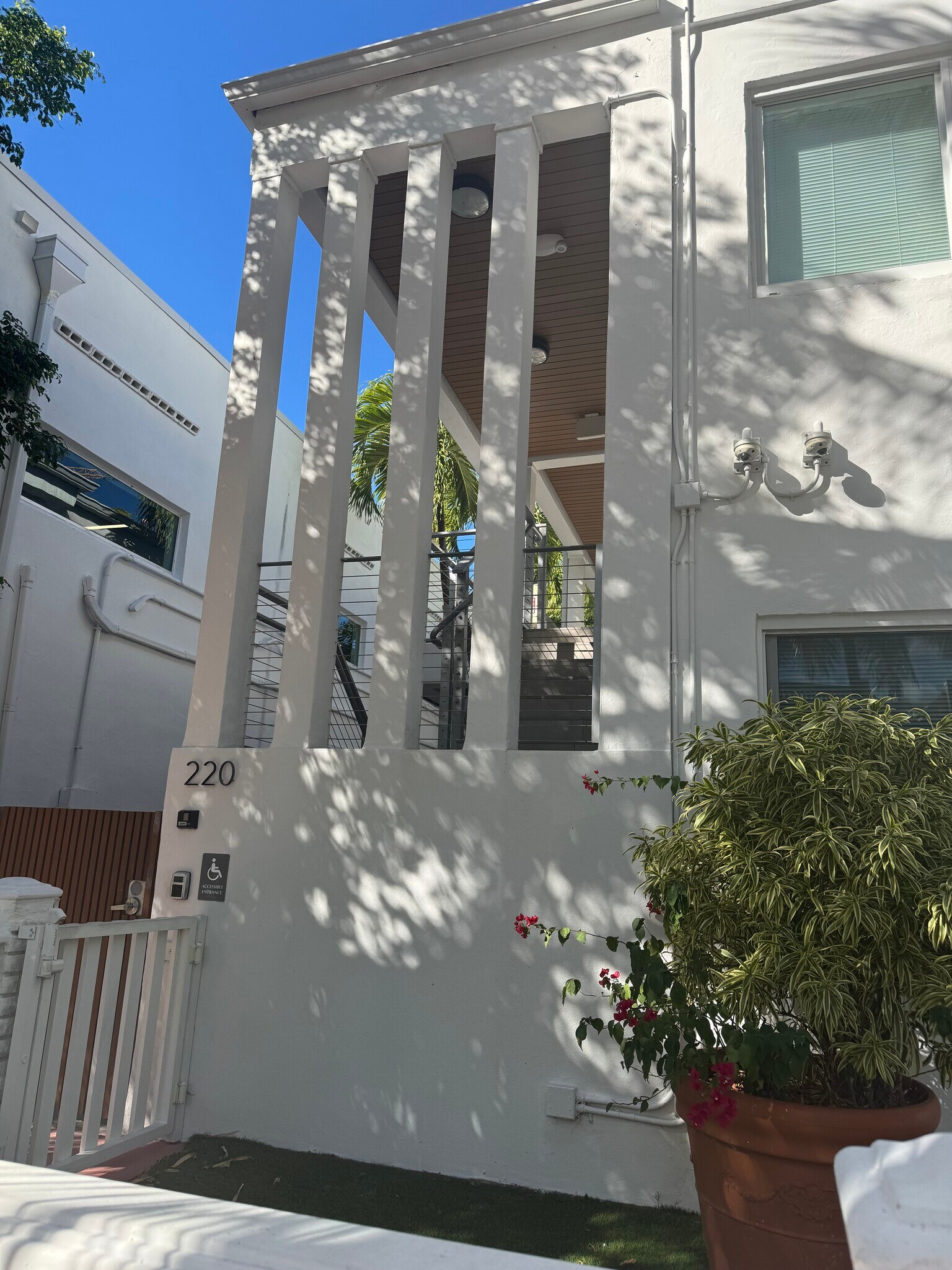 Building Photo - 220 Collins Ave