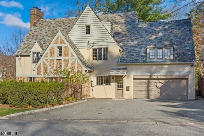 Building Photo - 107 Clinton Ave