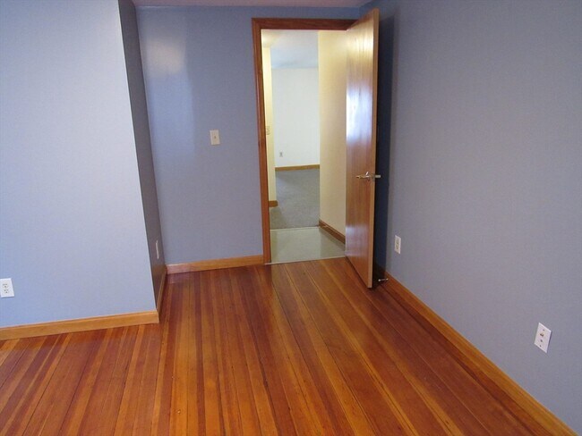 Building Photo - 390 Pleasant St