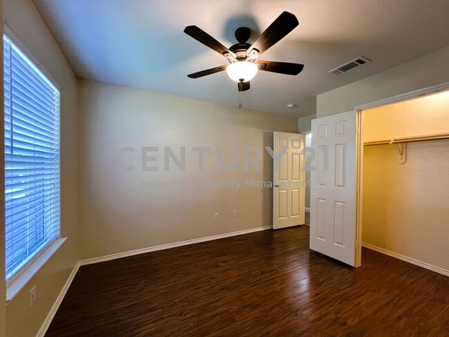 Building Photo - Charming 3/2 Fourplex Unit in Weatherford!