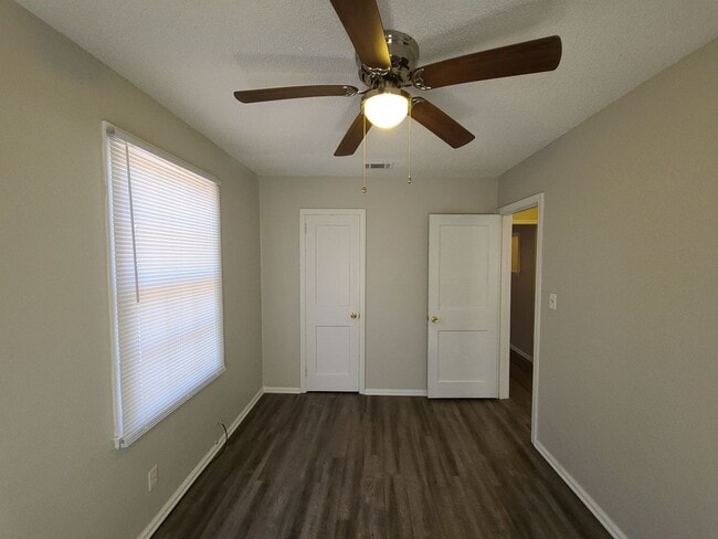 Building Photo - 2 bedroom 1 bath house w/ bonus room off G...