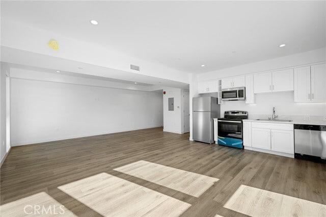 Building Photo - 10657 Moorpark St