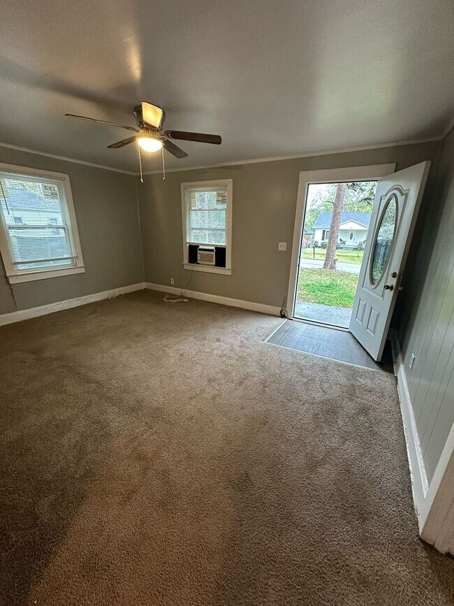 Building Photo - COMING SOON! SPACIOUS 2 Bedroom House! DEPOSIT-FREE Renting option thru OBLIGO! Deposit Alternati...