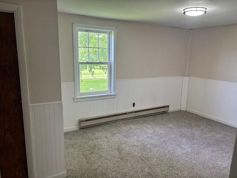 Building Photo - 490 Bangs Rd