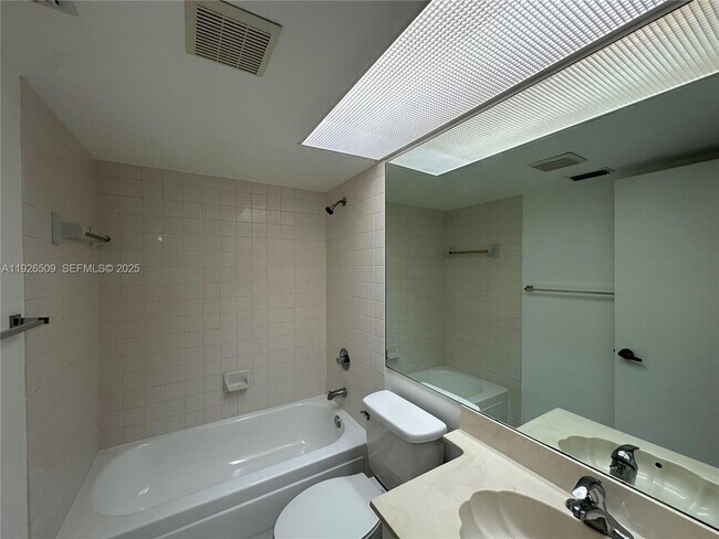 Building Photo - 2651 SE 19th Ct