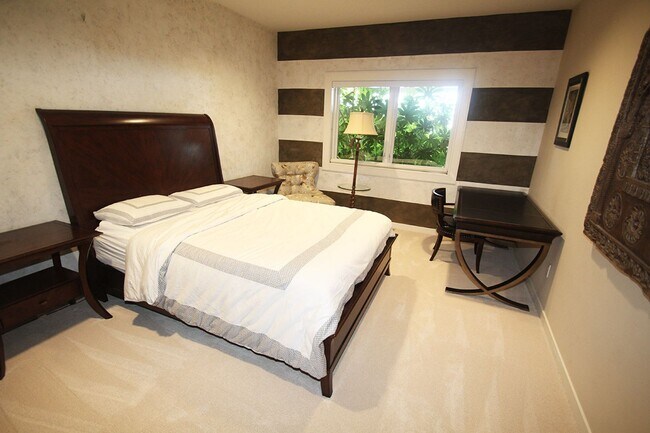Building Photo - LUXURY 4 BEDROOM BELLEVUE HOME IN ‘THE SUM...