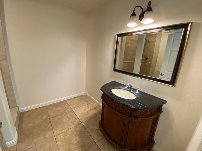 Building Photo - 3 Bedroom 2 Bathroom Home In Rosemont