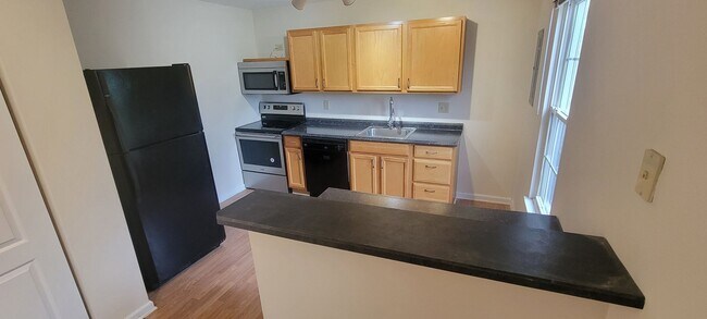 Building Photo - Conveniently Located Three Bedroom Condo