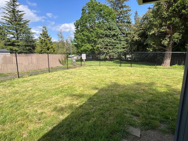Building Photo - Remodeled 3 Bedroom Troutdale Home
