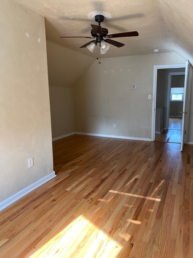 Building Photo - 327 38th St