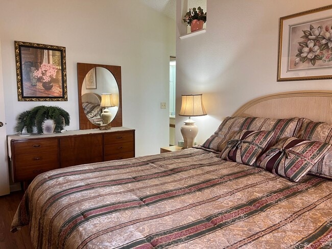 Building Photo - NEWLY LISTED 2BD/2BA/2CG Villa