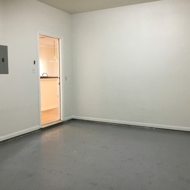 Over sized Garage Finished with Apoxy Floor - 2909 Whisper Oaks Ln