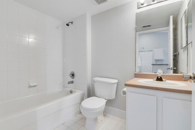 Building Photo - 141 SW Palm Dr