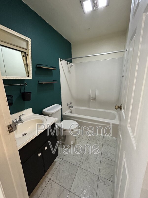 Building Photo - 1628 University Dr