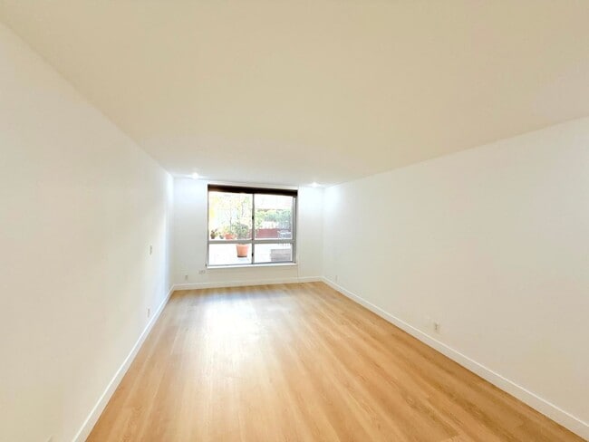 Building Photo - ***MOVE-IN SPECIAL 2 WEEKS FREE RENT***Beautiful Renovated Spacious Courtyard One Bedroom with pa...