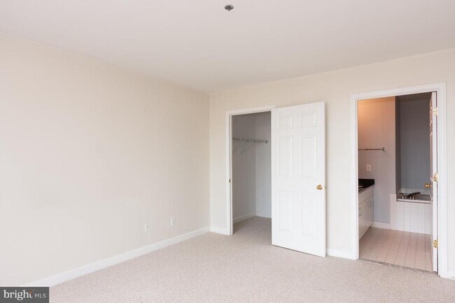 Building Photo - 100 Harborview Dr