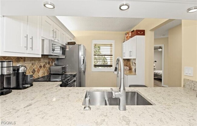 Building Photo - 9285 Lake Park Dr