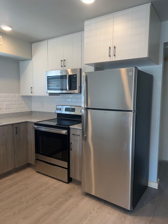 Building Photo - **LEASE TAKEOVER** PLEASE CONTACT CURRENT TENANT: Kendra @ 971-717-4978**2 Bed 1 Bath Unit at Tet...