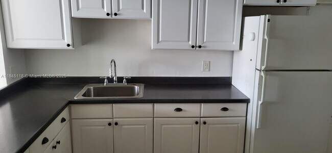 Building Photo - 1301 NE Miami Gardens Dr