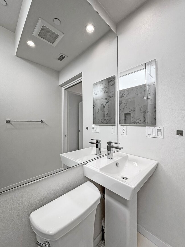 Building Photo - Modern 2BD/2BA Condo in North Park W/ High...