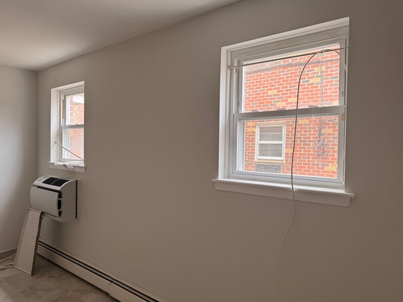 Building Photo - 1254 E 70th St