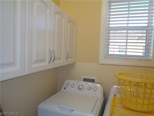 Building Photo - 534 Avellino Isles Cir