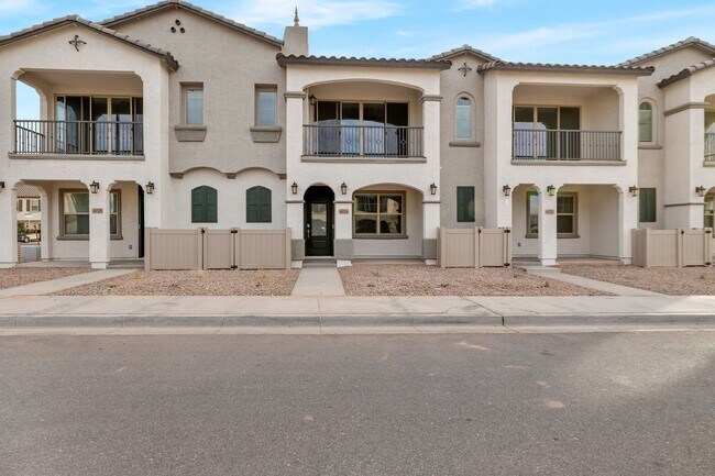 Building Photo - Like New luxurious townhome with 2 Master ...