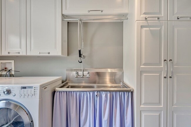 Building Photo - 2 Bedroom House with Attached Garage in Earlysville