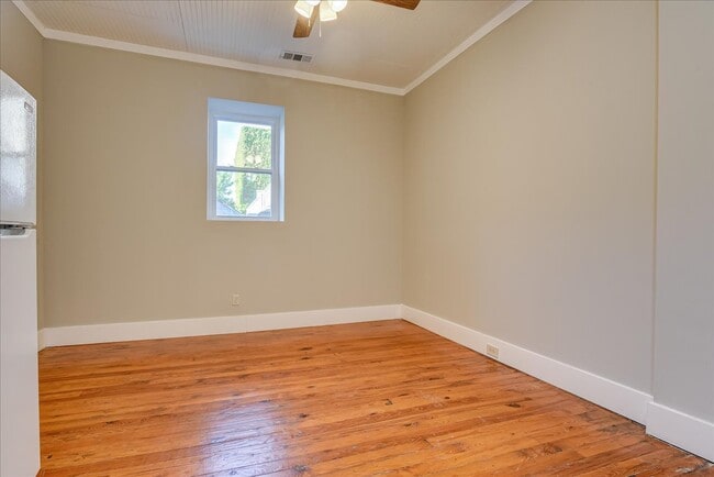 Building Photo - 828 Broad St