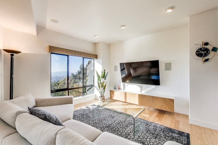 Building Photo - 660 Hiller Dr